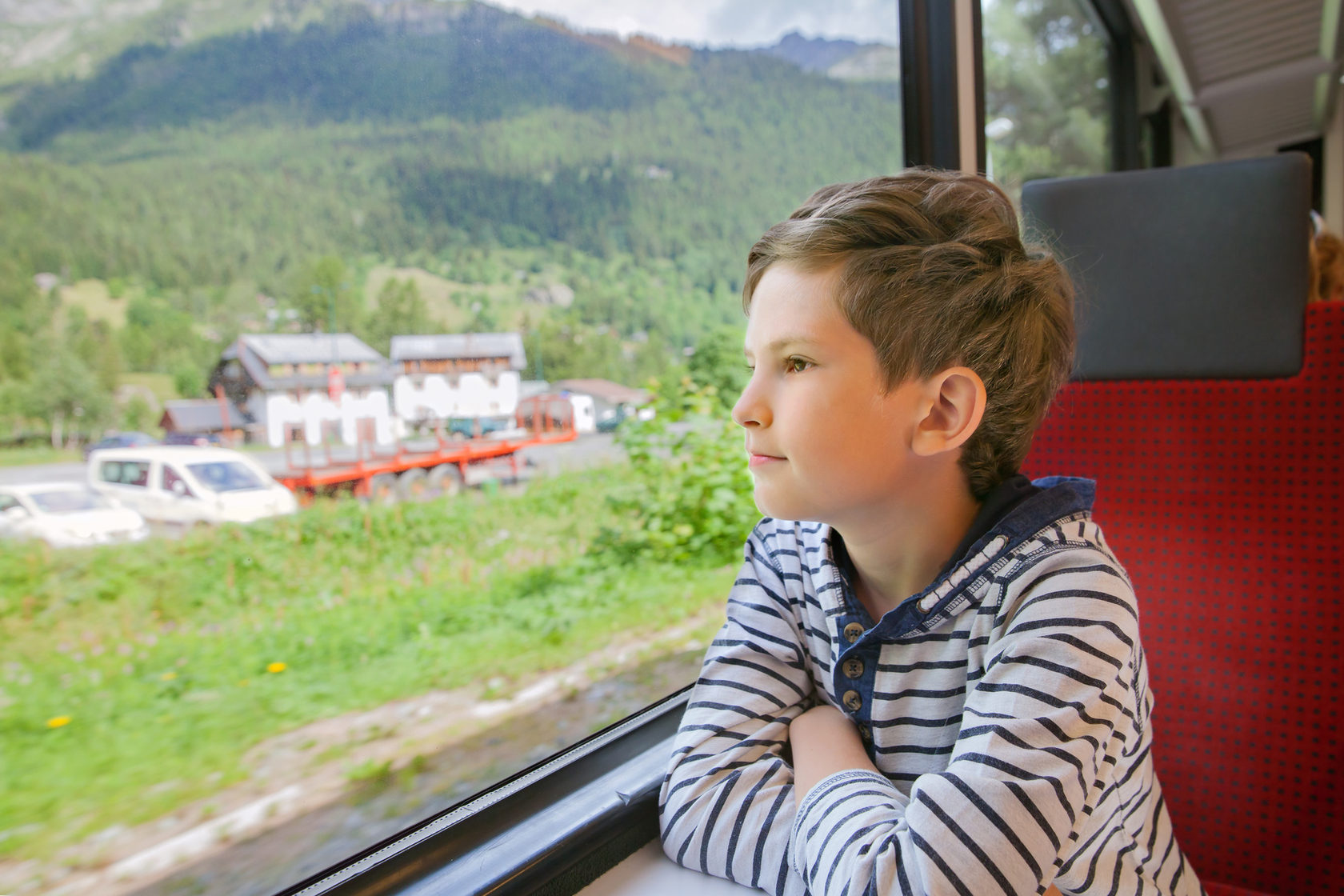 Ребенок едет на поезде с бабушкой. Про поезда для мальчиков. Мальчик путешествует. Поездка на поезде с детьми. Дети в электричке.