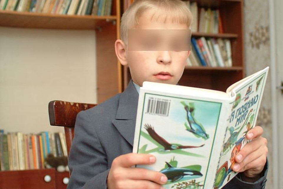 Мальчик попадет в книгу. Картинка фото книга на голове ребенка