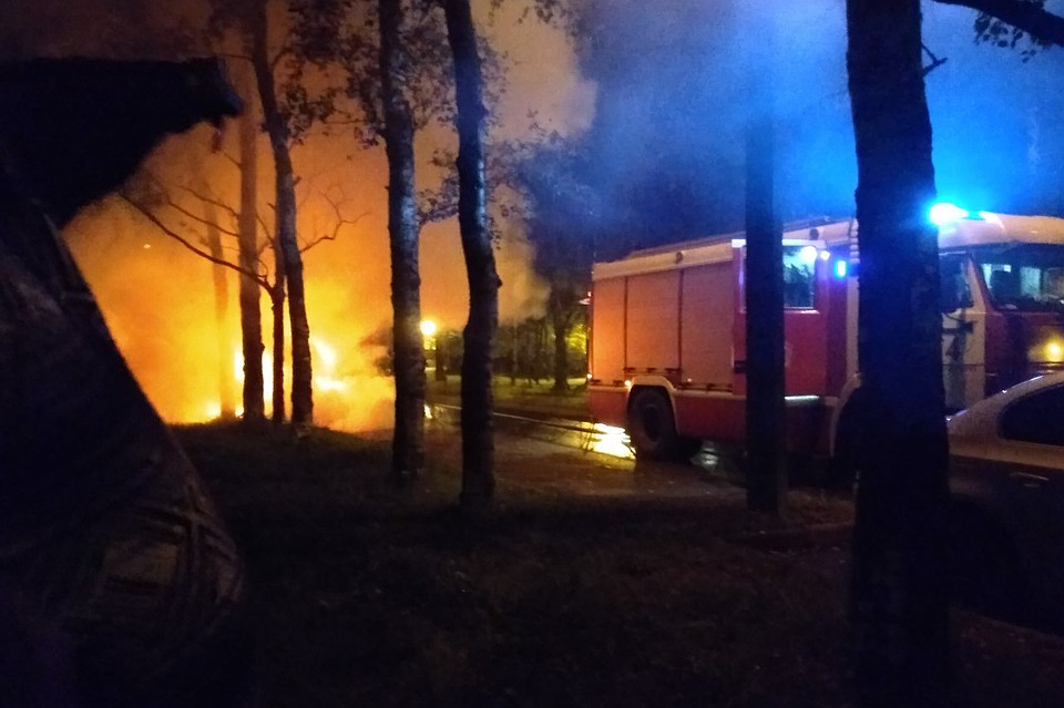 Что взорвалось ночью в петербурге. Сгорел парк в пушкине. в петербурге две машины сгорели. в санкт петербурге, сгорели ночью машины.