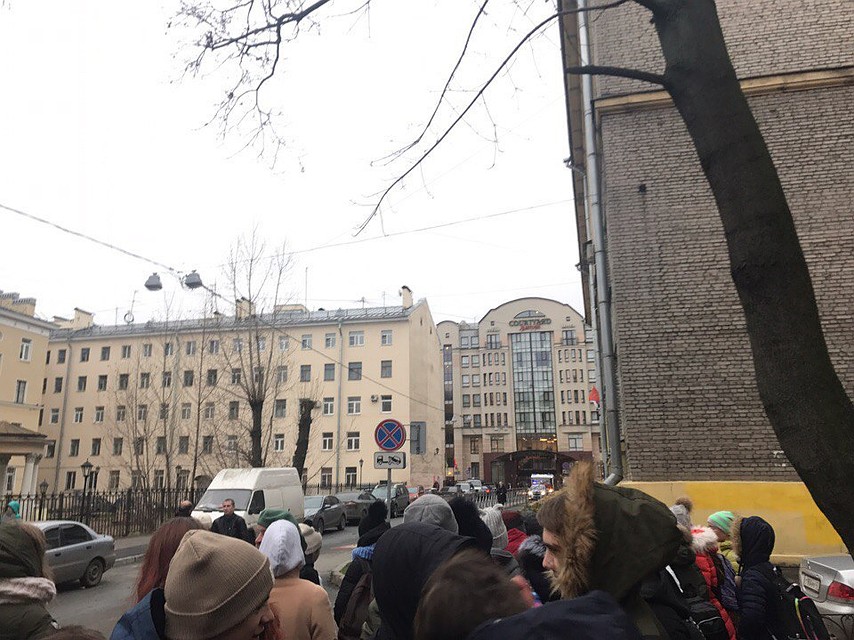 Императорская академия художеств в санкт-петербурге. 17 ноября петербург. Питер в ноябре стоит ли ехать. Крестный ход в санкт-петербурге 12 сентября 2022г. Мучной мост в санкт-петербурге.