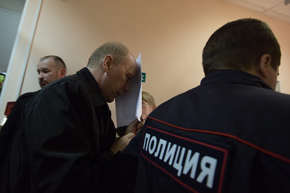 Водитель поставил на колени