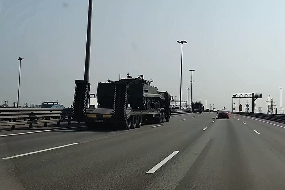 сопровождение машинами гибдд. военная колонна едет. движение в колонне пдд. движущаяся колонна. колонна машин.