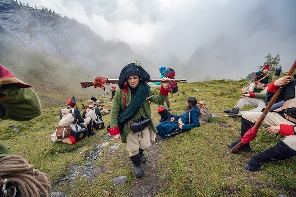 После 18 го. Швейцарские Альпийские военные. Швейцарский народный костюм в горах с палками. Военные в Альпах. Армия Суворова через Альпы форма солдат.