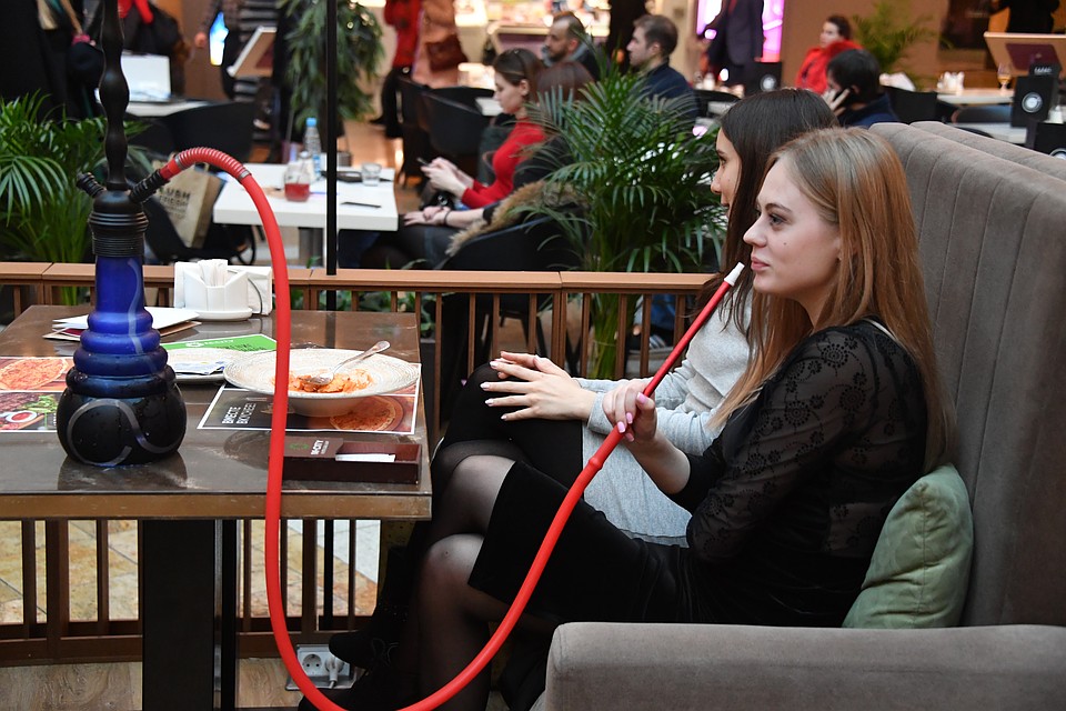 Кальян на природе. Покурить кальян места. Курят в кафе. Кальян курят. Парень с кальяном.