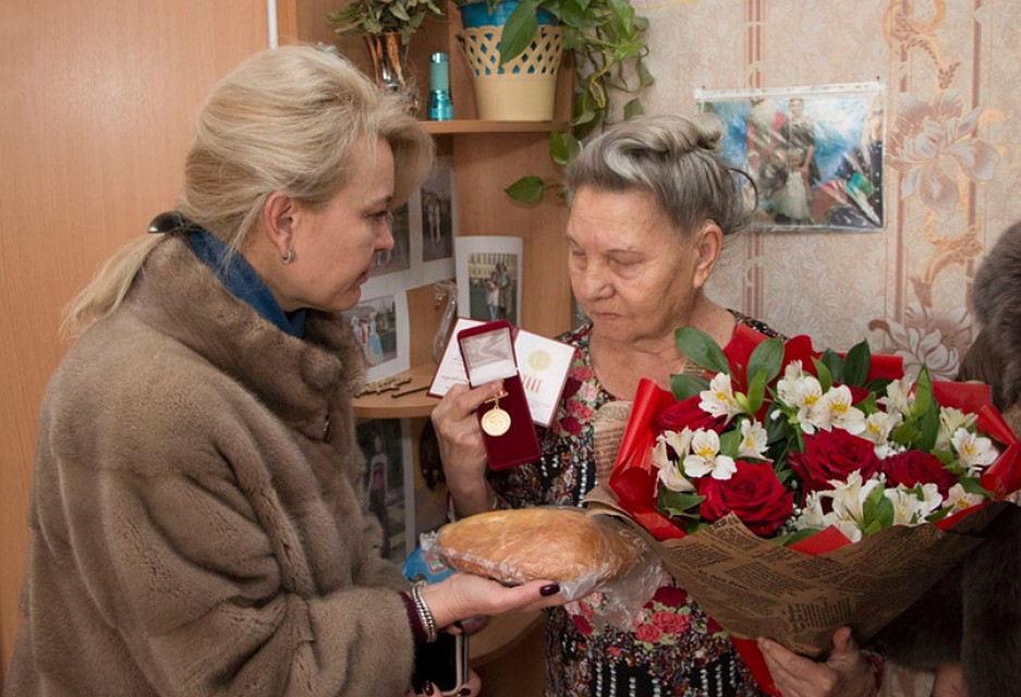 Картинки по запросу блокадников: чиновницы в шубах