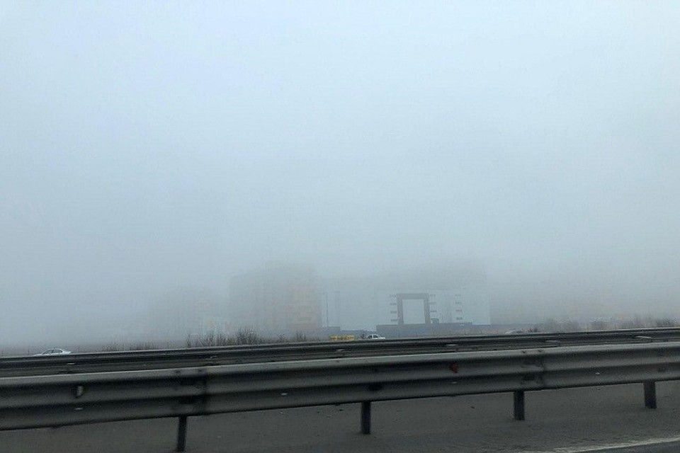 Сильный туман. Фото голова в тумане. Заволокло туманом. Заволокло туманом. Туманное утро в городе.