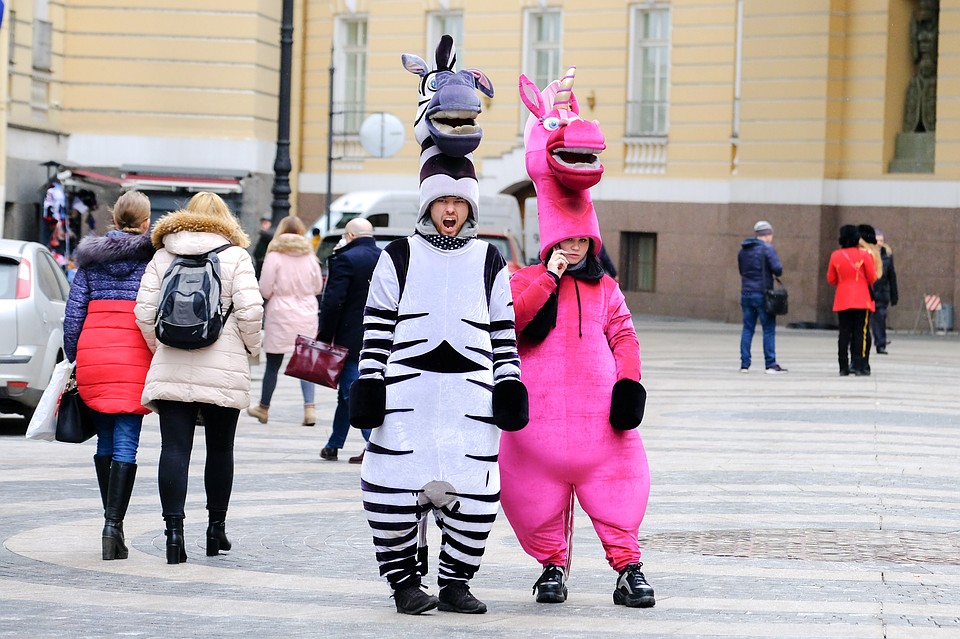 Аниматоры петербург. Костюмы для аниматоров. Аниматоры Санкт Петербург. Аниматоры на Невском. Аниматоры в Питере на улице.