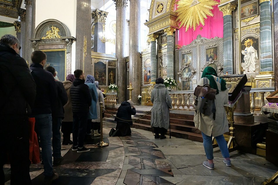 балабанов прихожанин собора в санкт-петербурге. икона ксении петербургской в казанском соборе в питере. рождественская служба казанский собор санкт-петербург. служба в храме петербурга. беглов на службе в казанском соборе.