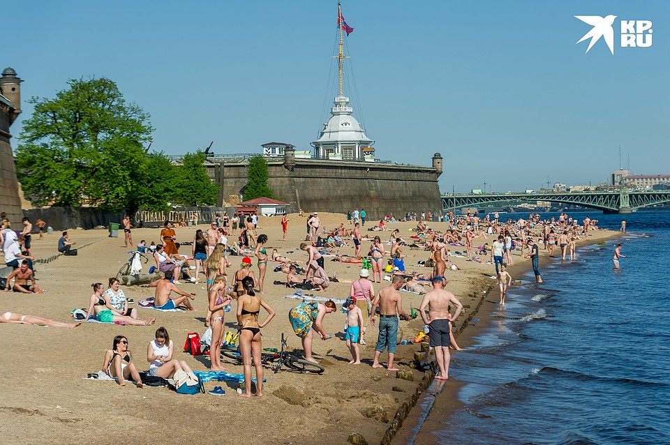 В петербурге купаются. Пляж Санкт-Петербург. Пляж в Питере. Пляж летом Питер.
